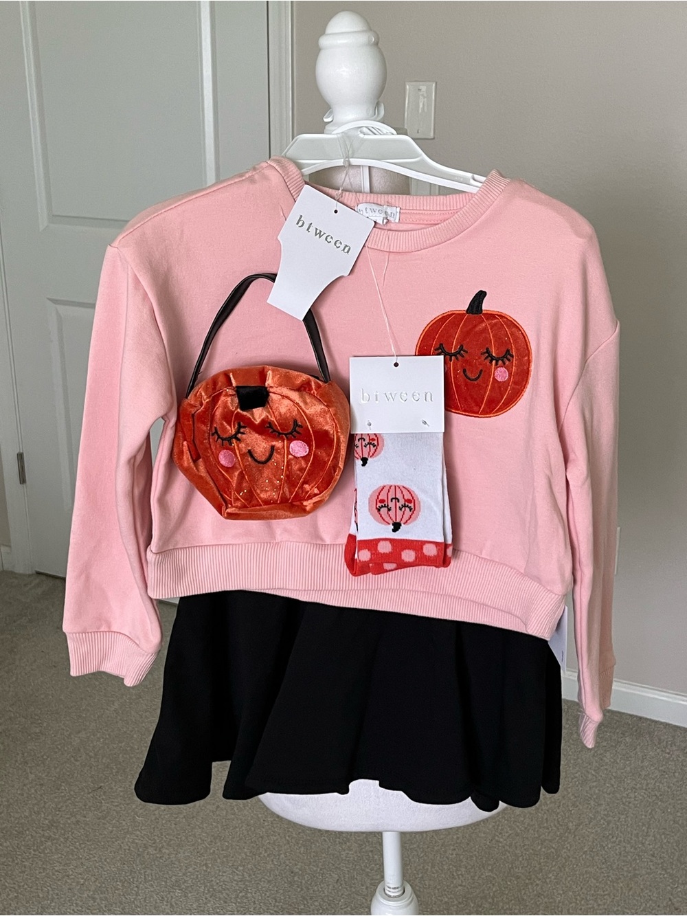 NWT Btween Pink Pumpkin Sweatshirt, Skort, Pumpkin Bag and Socks Size 7